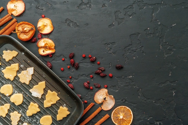 Cerca de hacer el proceso de galletas de pan de jengibre navideño de vacaciones