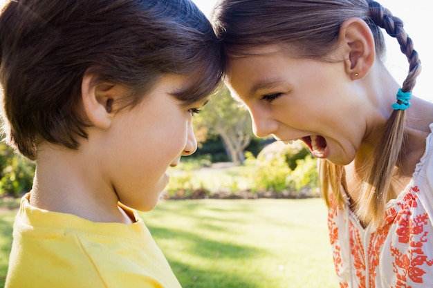 Cerca de hermano y hermana divirtiéndose