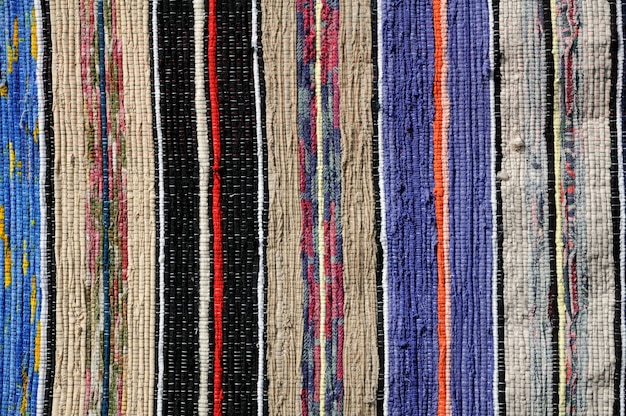 Cerca de la hermosa alfombra multicolor hecha a mano de colores o alfombra