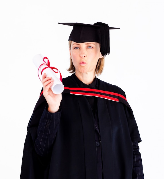 Cerca de la hermosa chica mostrando su diploma