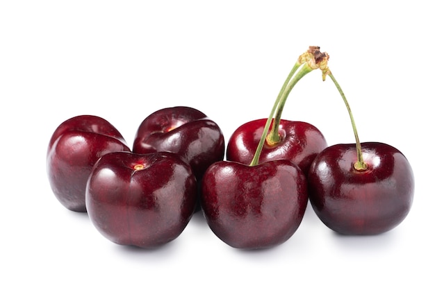 Cerca de la hermosa y deliciosa fruta cereza aislada sobre fondo blanco de mesa, trazado de recorte recortado.