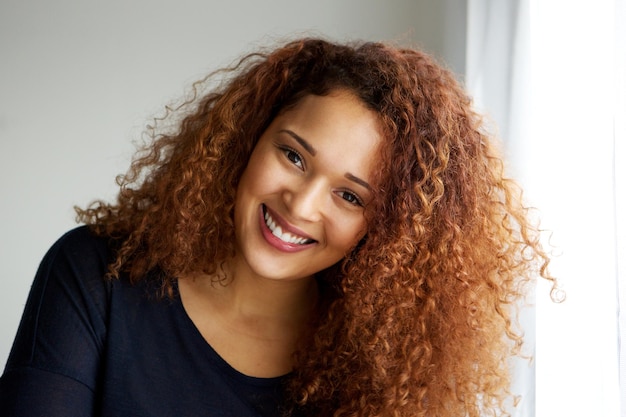 De cerca una hermosa joven negra con el cabello rizado