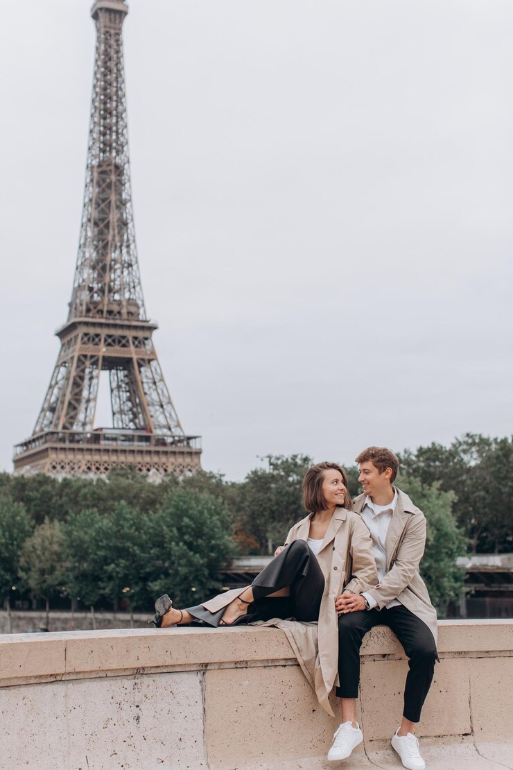 Cerca de una hermosa joven pareja sonriente en París