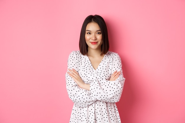 Cerca de hermosa mujer asiática blogger de belleza