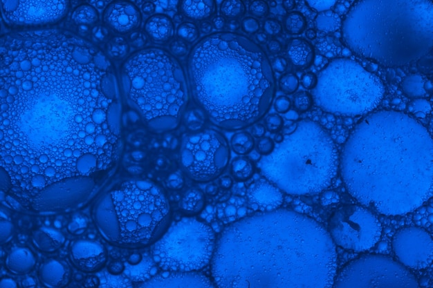 Cerca de hermosas burbujas azules abstractas en el agua extrema patrón de la naturaleza abstracta para el diseño