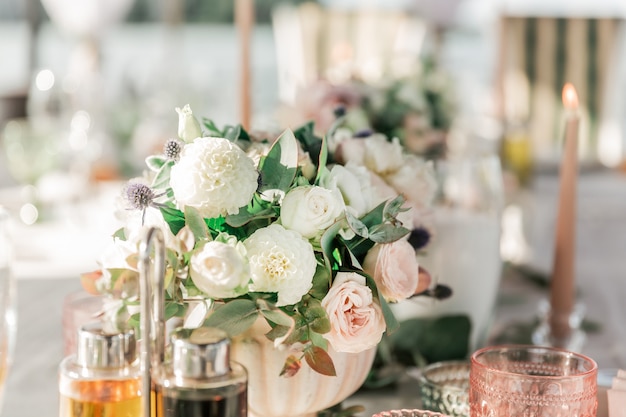 De cerca. hermoso ramo en la mesa de la boda