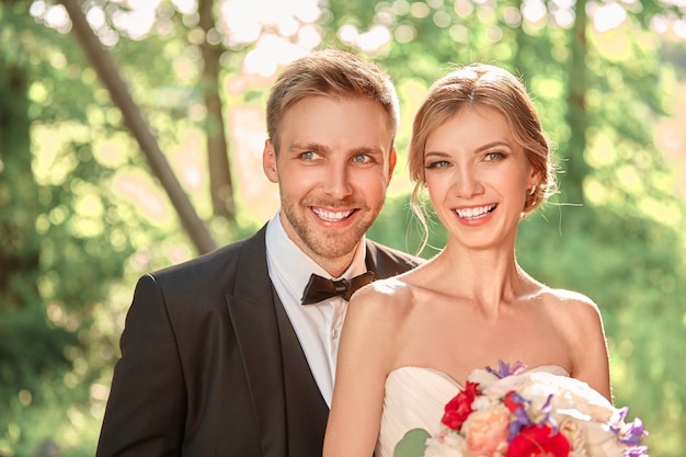 De cerca. hermoso retrato de los recién casados en el fondo del parque de primavera.