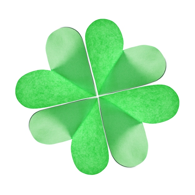 Cerca de la hoja de trébol natural verde hecha a mano de papel de colores sobre un fondo blanco con espacio de copia.