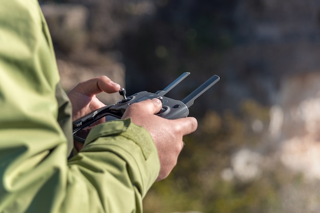 Cerca del hombre conduciendo el control remoto de aviones no tripulados