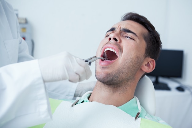 Cerca del hombre con los dientes examinados