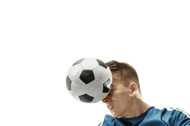 Cerca del hombre emocional jugando al fútbol golpeando la pelota con la cabeza sobre fondo blanco aislado