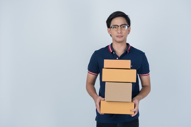 Cerca de hombre de entrega con caja de entrega