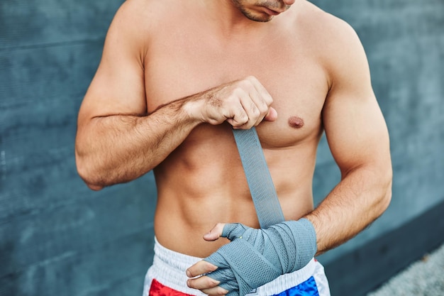 Cerca del hombre en forma con vendaje en la mano