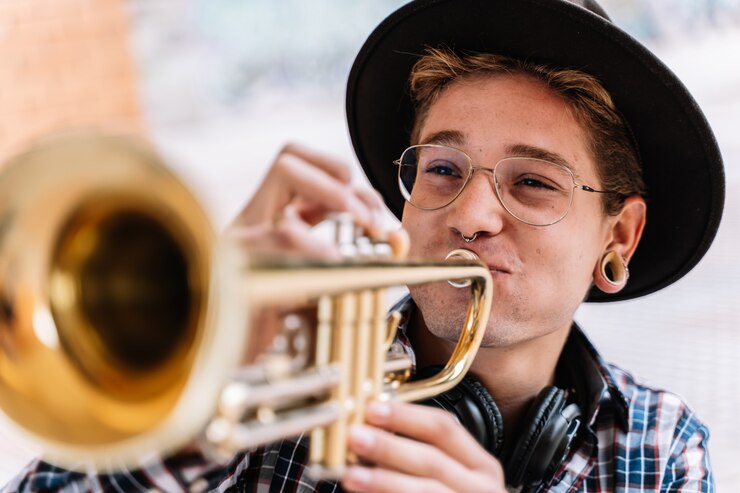 Foto cerca de un hombre de jazz con estilo tocando la trompeta muy apasionado
