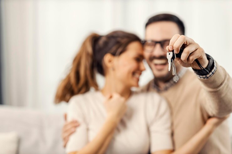 Foto cerca de un hombre con llaves de un nuevo apartamento para él y su esposa