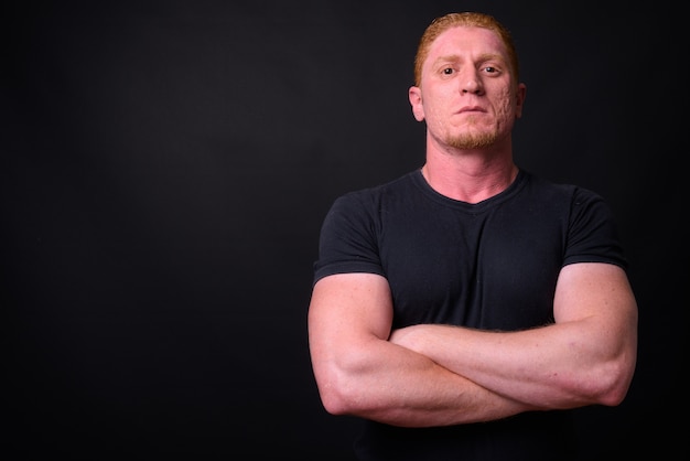 Foto cerca de hombre musculoso de siria con cabello naranja aislado