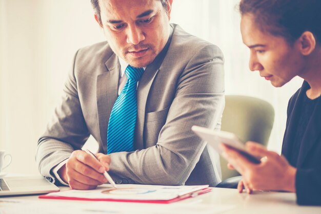 Cerca del hombre de negocios que firma el contrato que hace un trato, negocio clásico