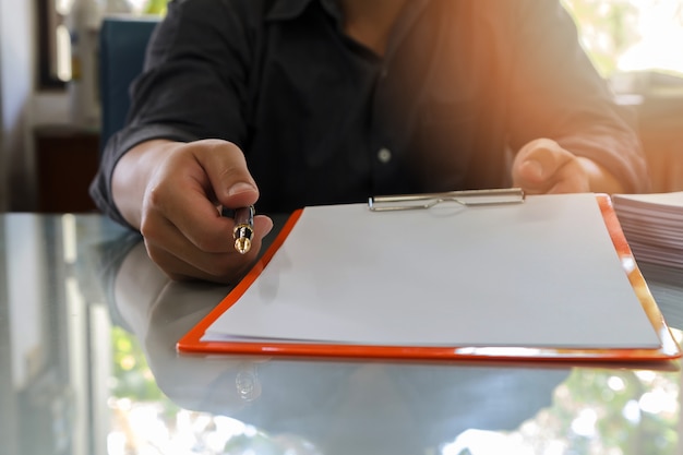 Cerca del hombre de negocios que firma el contrato que hace un trato