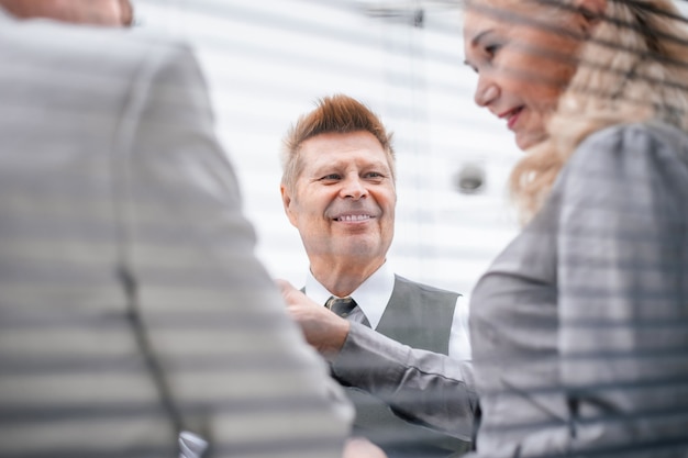 De cerca. hombre de negocios senior hablando con sus colegas. concepto de negocio