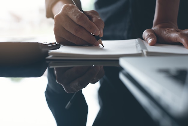 Cerca del hombre de negocios trabajando en oficina