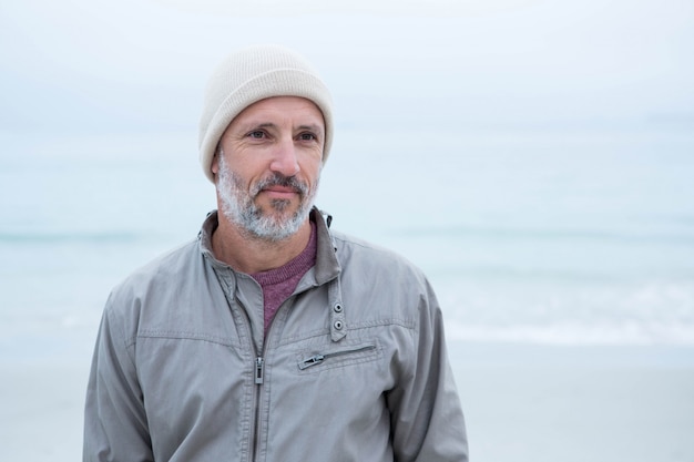 Cerca de un hombre que llevaba un sombrero en la playa