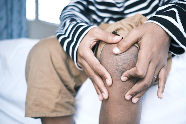 Foto cerca del hombre que sufre dolor en las articulaciones de la rodilla