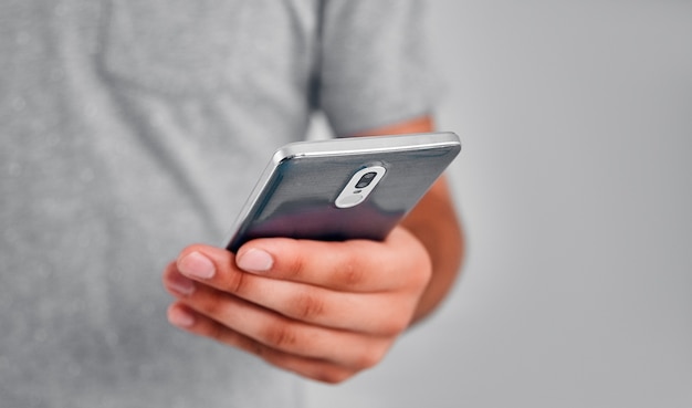 Foto cerca del hombre con smartphone. concepto de adicción al teléfono. hombre de negocios joven escribiendo y navegando por las redes sociales en su teléfono.