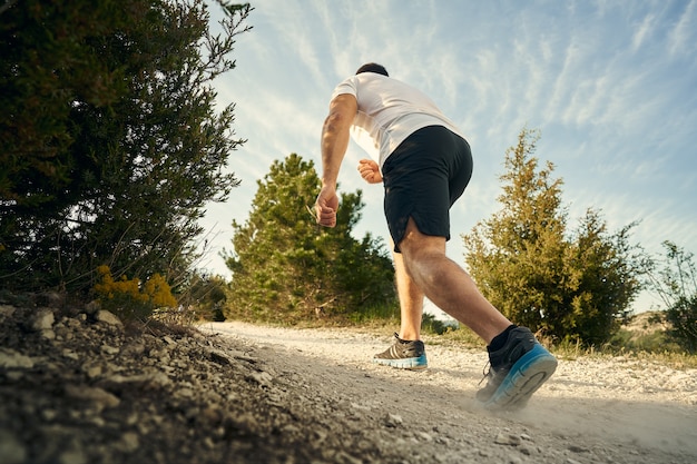 Cerca de un hombre subiendo la montaña