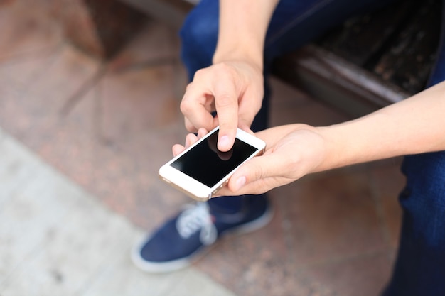 Cerca de un hombre mediante teléfono móvil inteligente