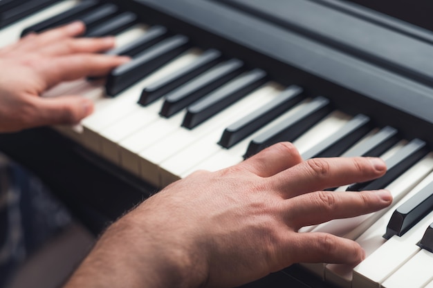 Cerca del hombre tocando el piano