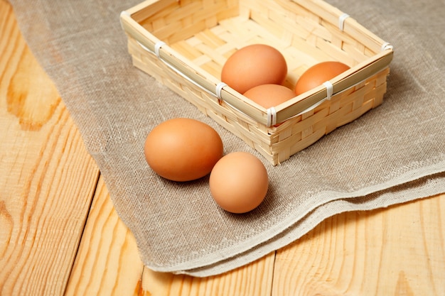 Cerca de huevo de gallina fresca en la mesa de madera natural