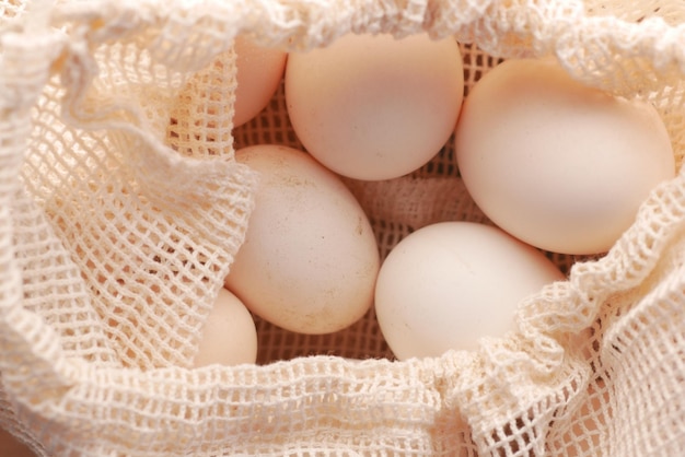 Cerca de huevos en una mesa de bolsa de compras