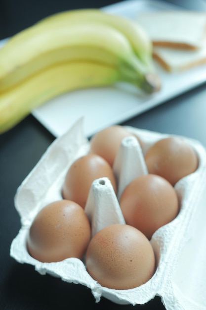 Cerca de huevos en un recipiente