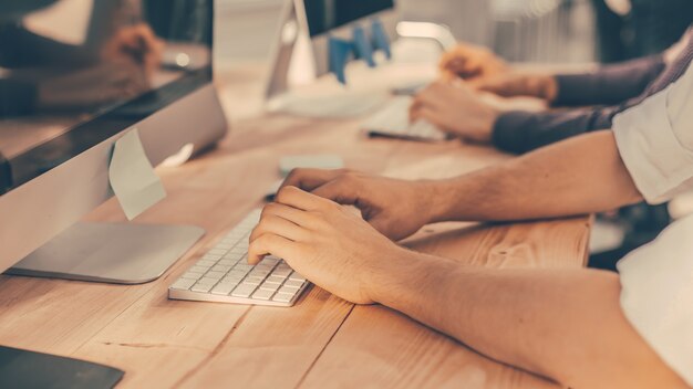 De cerca. Imagen de fondo de compañeros de trabajo que trabajan en la computadora de la oficina