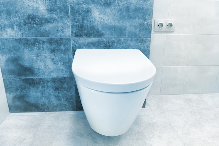 Foto cerca del interior del baño wc con asiento de cerámica blanca