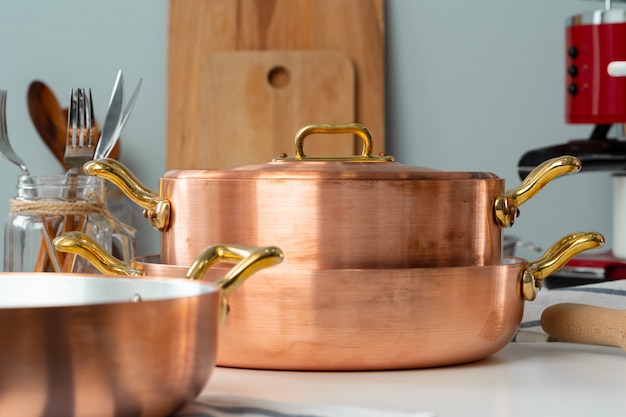 Foto cerca del interior de la cocina moderna con utensilios de cocina de cobre