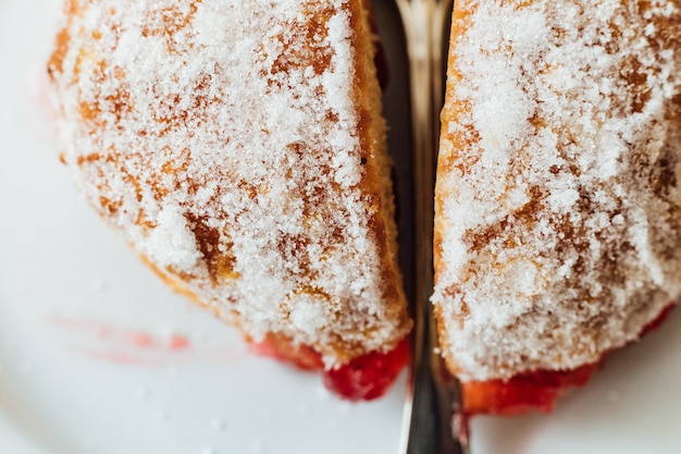 De cerca, Jam Berliner cortó a la mitad ese relleno con azúcar glas.