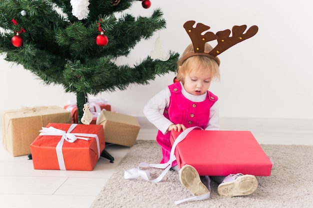 Cerca de una joven abriendo regalos de Navidad