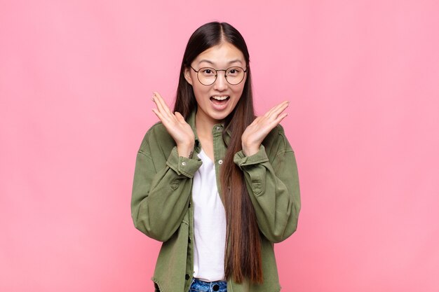 Cerca de joven asiática mirando sorprendido