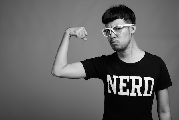 Cerca de joven asiático nerd hombre con anteojos