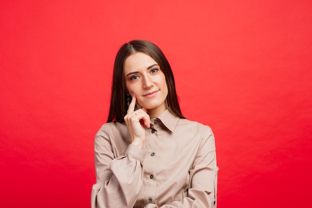 Cerca de joven bella mujer aislada