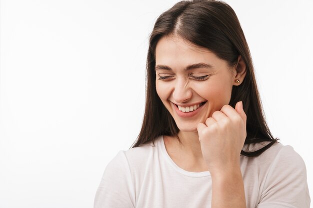 Cerca de una joven bella mujer posando aislado