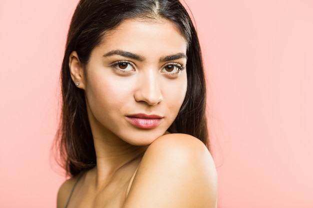 Cerca de una joven belleza y mujer árabe natural posando