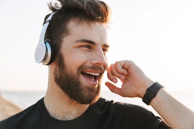 Cerca de un joven deportista emocionado en auriculares