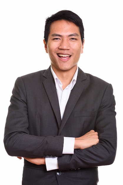 Cerca del joven empresario asiático con los brazos cruzados