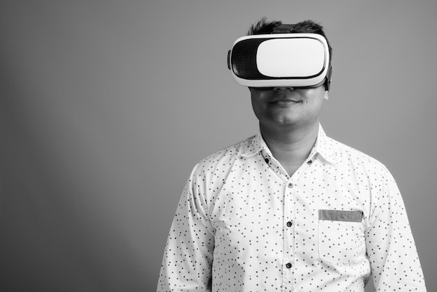 Cerca del joven empresario indio con casco de realidad virtual