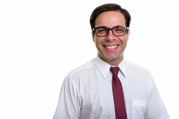 Cerca del joven empresario persa feliz sonriendo mientras usa gafas