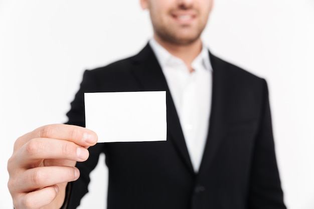 Cerca de un joven empresario sonriente vestido con traje