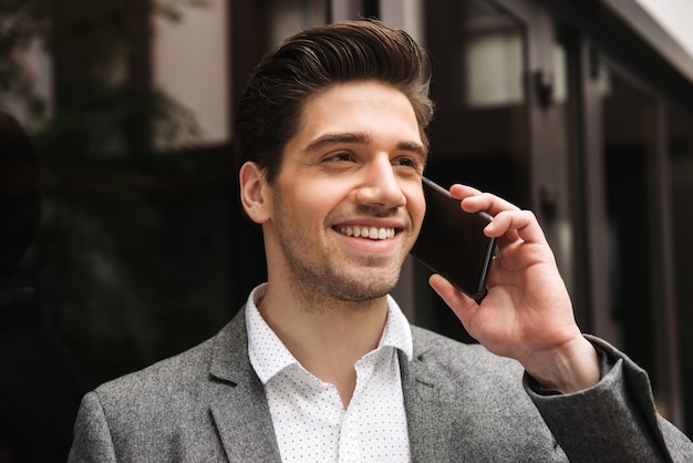 Cerca de un joven empresario sonriente