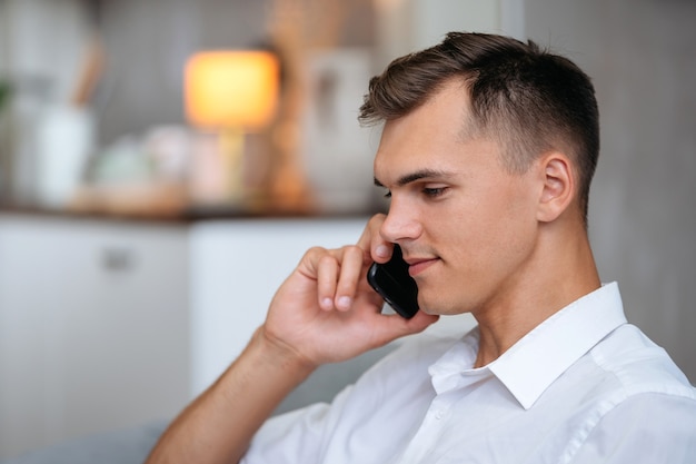 De cerca. joven está hablando por un teléfono inteligente. foto con espacio de copia.